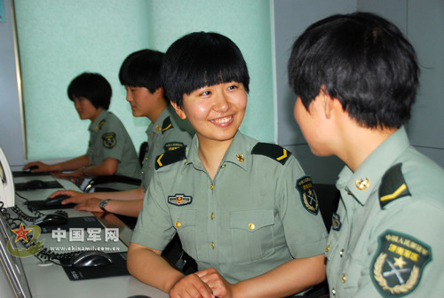 生活中是战友的“知心姐姐” 生活中是战友的“知心姐姐”