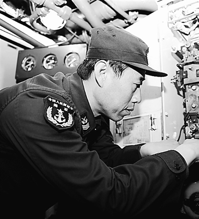 一级军士长娄飞“蓝鲸龙骨”技艺不凡 高先千 摄 一级军士长娄飞“蓝鲸龙骨”技艺不凡 高先千 摄