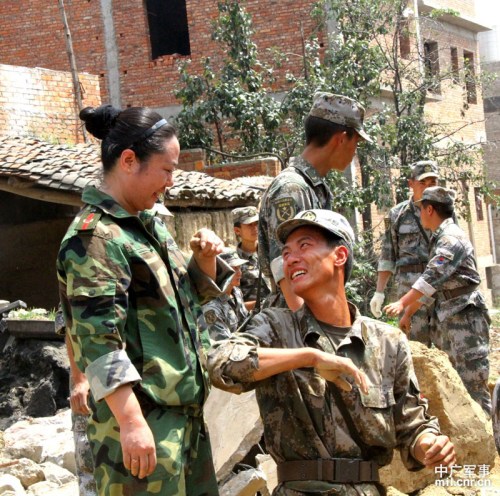 “母子兵”相逢救灾一线 “母子兵”相逢救灾一线