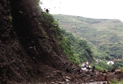 昨日,彝良县城通往海子乡的公路水巴岩地段出现塌方,公路被阻断,导致通往重灾区的道路堵塞。新京报记者 郭铁流 摄 昨日,彝良县城通往海子乡的公路水巴岩地段出现塌方,公路被阻断,导致通往重灾区的道路堵塞。新京报记者 郭铁流 摄