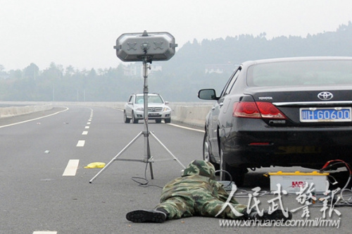 隐蔽伏击。 图片来源:人民武警报 隐蔽伏击。 图片来源:人民武警报