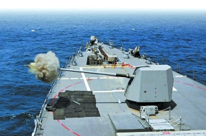 美国“麦坎贝尔号”驱逐舰10月20日在越南附近水域开展实弹射击演练。 美国“麦坎贝尔号”驱逐舰10月20日在越南附近水域开展实弹射击演练。