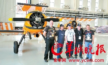 “百年灵”机翼行走表演队将上演“美女空中漫步” “百年灵”机翼行走表演队将上演“美女空中漫步”