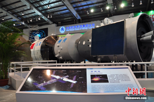 天宫一号空间站与神九飞船对接模型。陈海峰 摄 天宫一号空间站与神九飞船对接模型。陈海峰 摄