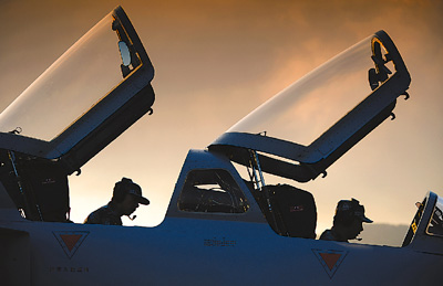 机械师为刚抵达珠海的歼轰—7“飞豹”战机进行调试。 新华社记者 杨光摄 机械师为刚抵达珠海的歼轰—7“飞豹”战机进行调试。 新华社记者 杨光摄