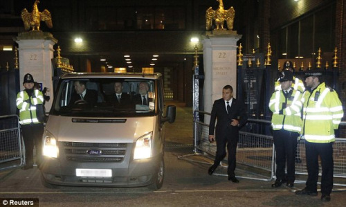 救护车将撒切尔夫人遗体运出酒店。 救护车将撒切尔夫人遗体运出酒店。