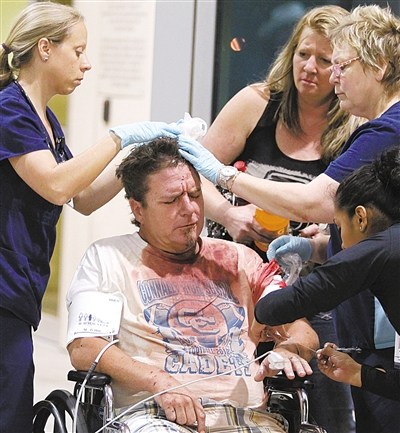 17日,在美国得克萨斯州韦科市,一名在爆炸中受伤的男子在医院接受救治 17日,在美国得克萨斯州韦科市,一名在爆炸中受伤的男子在医院接受救治