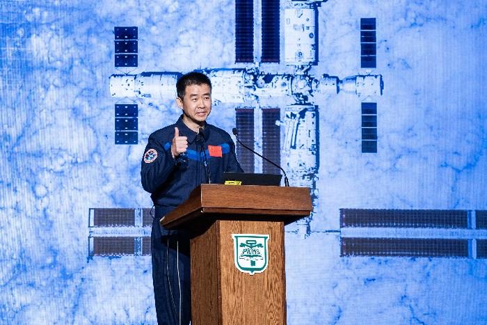 国家载人航天工程代表团成员与香港学生交流