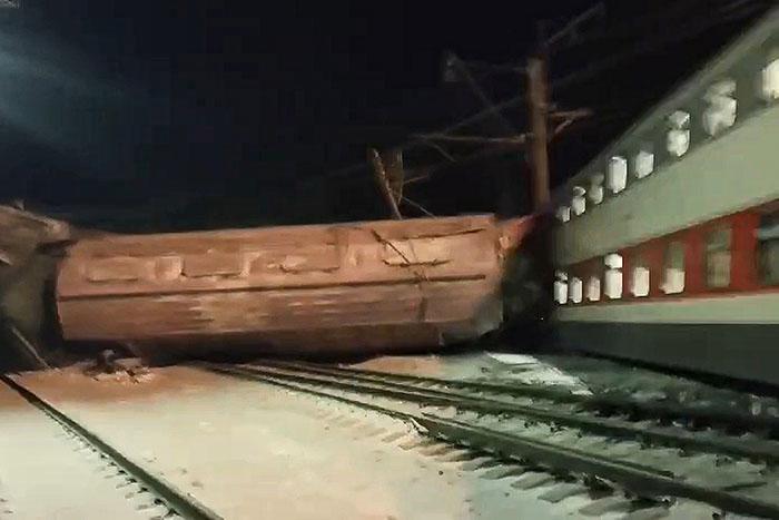 俄罗斯客运列车与货运列车相撞 已造成2人死亡