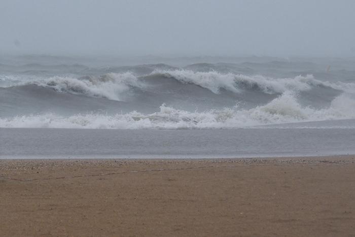 台风“蝴蝶”逼近 三亚崖州湾巨浪滔天