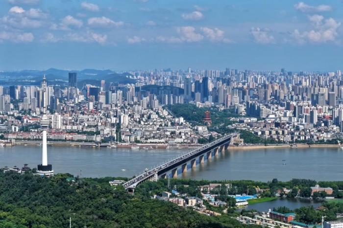 武汉天空澄澈 两江四岸美如画