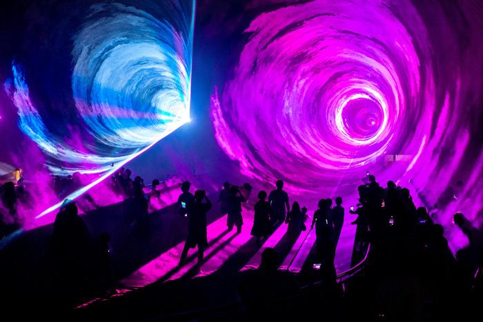 湖北武汉：“光影奇幻夜”热力全开点亮夏夜