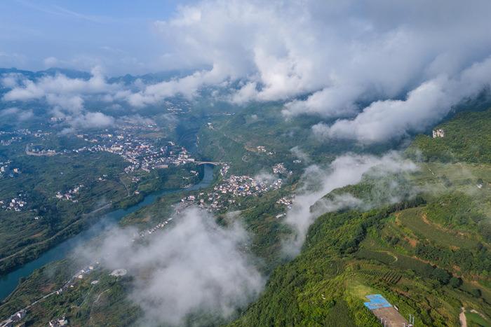贵州黔西：云绕山峦村景美