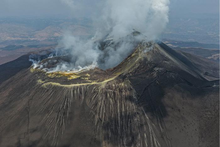 意大利埃特纳火山喷发 浓烟和火山灰冲向天空