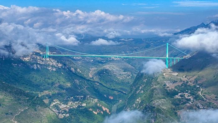 世界第一高桥贵州花江峡谷大桥建成通车