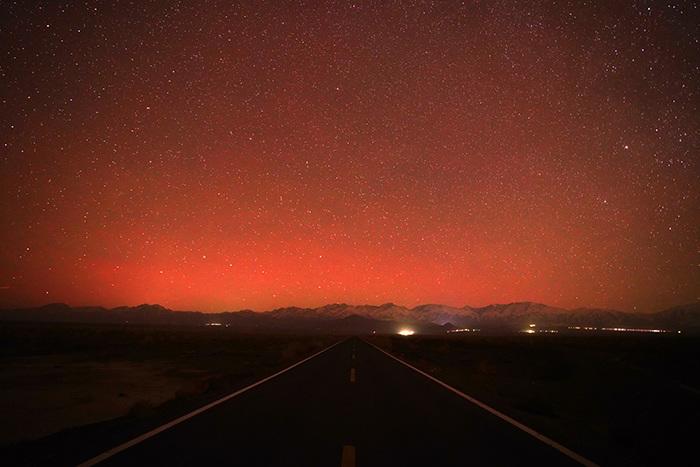 新疆哈密：璀璨星空中出现绚丽极光	