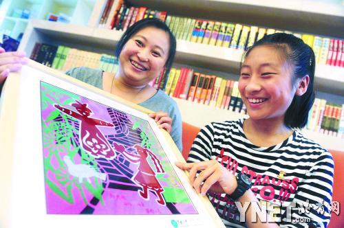 ▲吕丹老师和赵天怡手捧“国礼”复制品向记者介绍创作过程