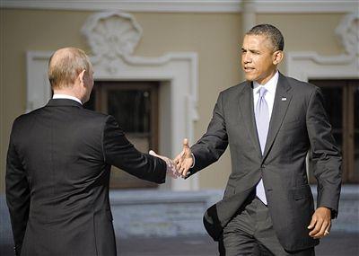 昨日,俄罗斯总统普京在康斯坦丁宫外迎接参加G20峰会的美国总统奥巴马,两人微笑握手。