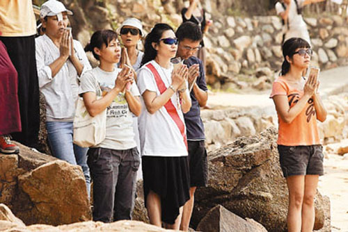 香港南丫岛海难遇难者家属海祭哭成泪人(图)