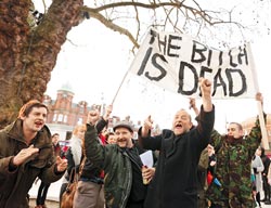 “悍妇死了”英国劳工聚集庆祝撒切尔夫人离世