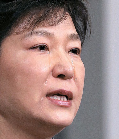 朴槿惠谈沉船事故救援人员流泪称其英雄(图)