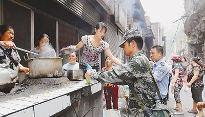 彝良抗震救灾现场:志愿者已成“熟练工”(图)