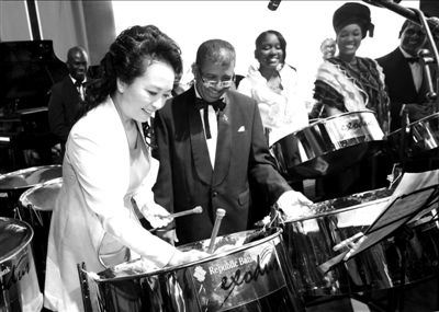 彭丽媛看望特多智障儿童赠送熊猫玩具(组图)