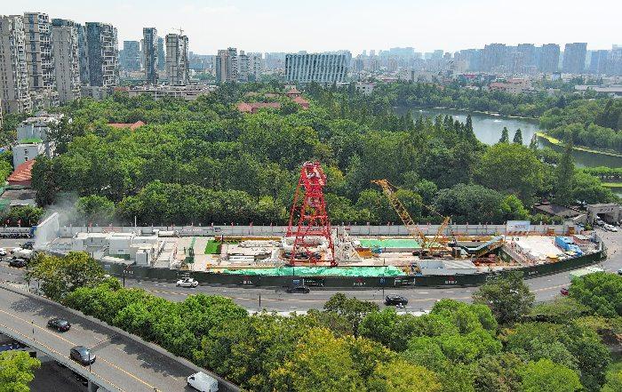 中国首个地铁停车线超大断面矩形顶管机杭州始发
