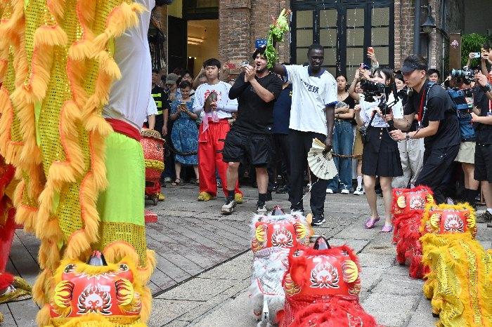 “无语哥”在广州永庆坊体验非遗