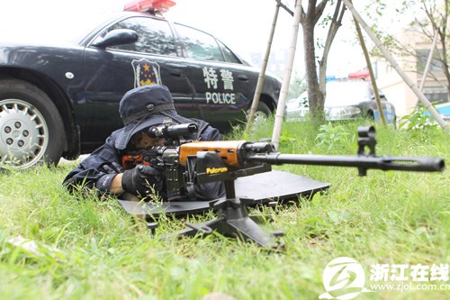 中国特警狙击手50米外射击刀刃命中率达90%