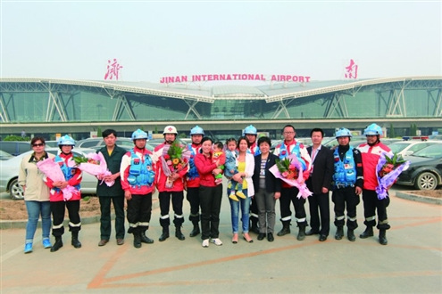 民间救援队谈震区经历:志愿者无经验遇滚石乱跑