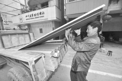 喧嚣生机重回灵关镇村民默哀过后积极开展自救