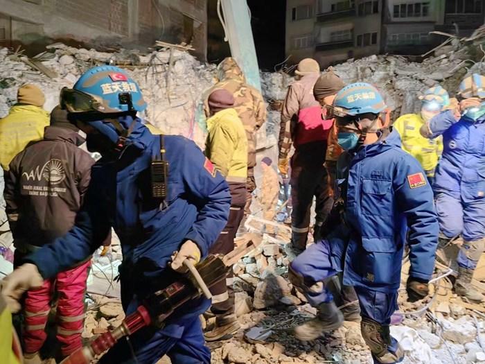 在土耳其震区的中国救援队