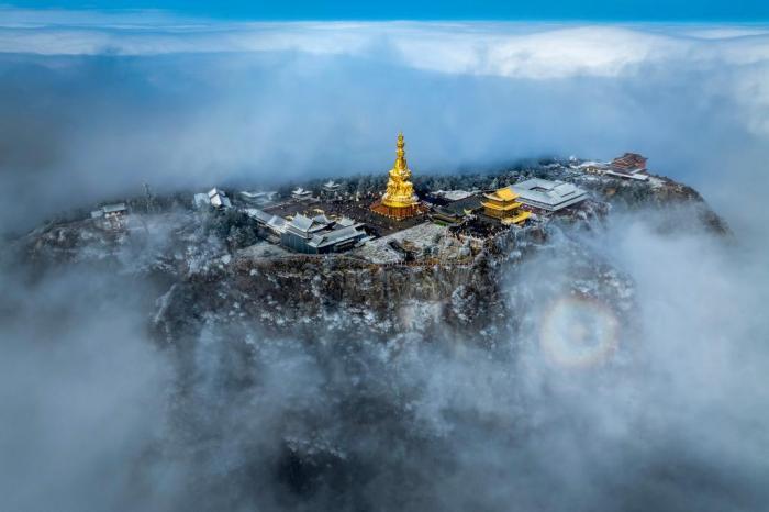 四川峨眉山降雪后迎晴好天气